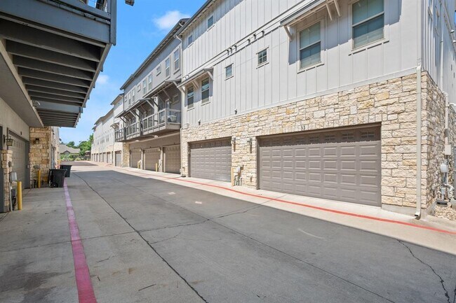 Building Photo - 2520 Bluebonnet Ln