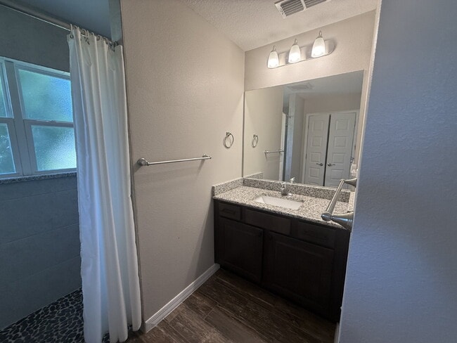 Building Photo - Beautiful and Spacious 3/2 with Separate Entrance 1/1 In-Law Suite, RV Parking