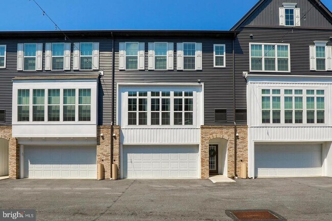 Building Photo - 806 Mayer Pl