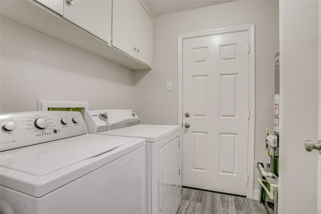 Building Photo - 5751 Creekbend Dr