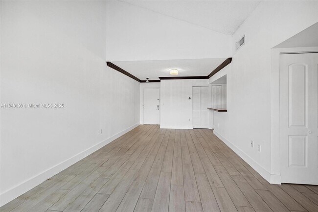 Building Photo - 9741 Fontainebleau Blvd