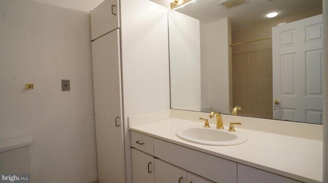 Building Photo - 10 E Lee St