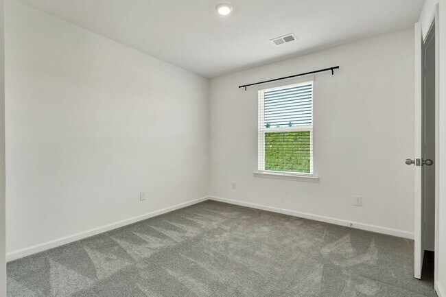 Building Photo - 5010 Highwood Dr