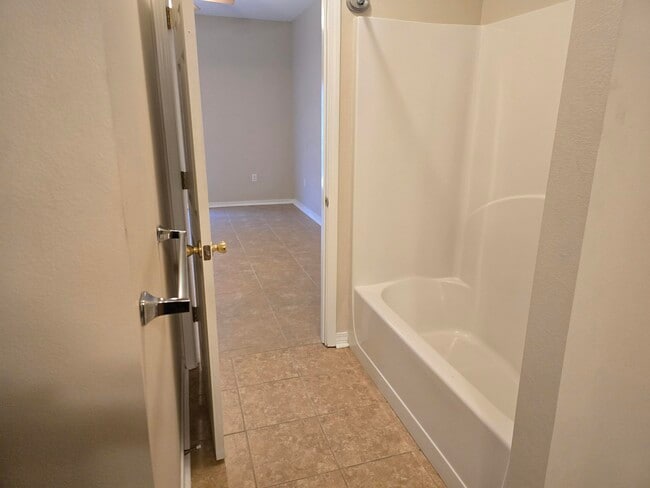 Building Photo - 204 Ann Cir