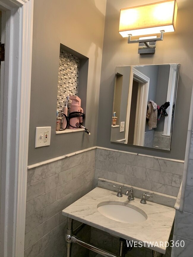 Building Photo - 507 W Aldine-2B