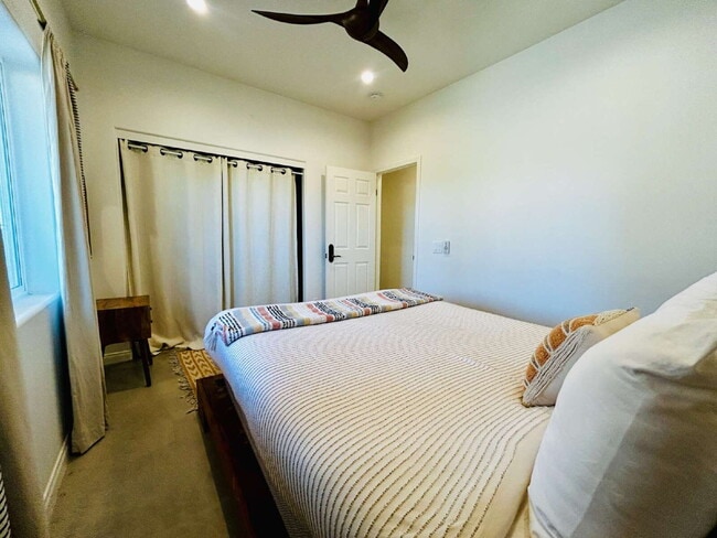Building Photo - Gorgeous, renovated home on 2 acres in quiet neighborhood.