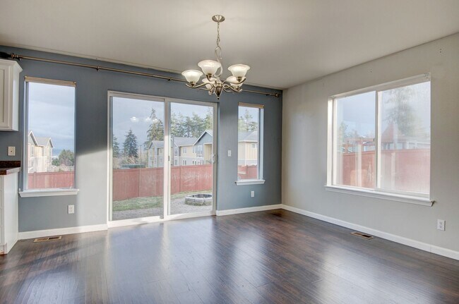 Building Photo - 5-Bedroom Home with Primary Bedroom on Main Floor