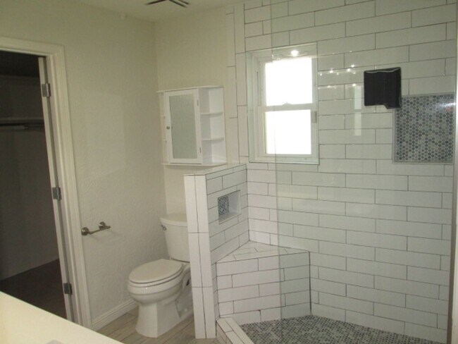 Building Photo - Desireable NE Heights