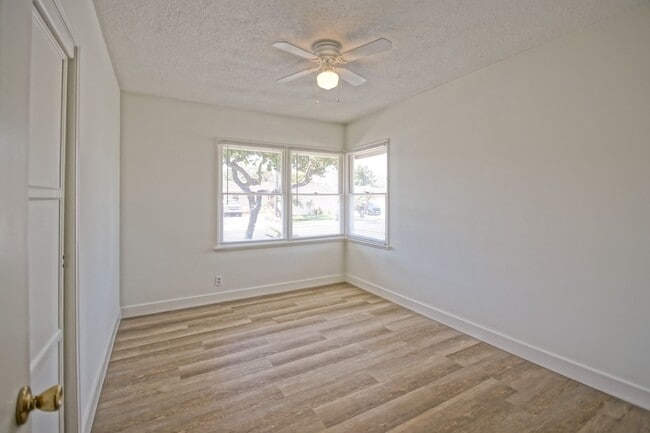 Building Photo - CHARMING, BRIGHT & SPACIOUS HOLLYGLEN 3BR2BA + DEN W/ SPACIOUS FRONT & REAR YARDS, LARGE DRIVEWAY...