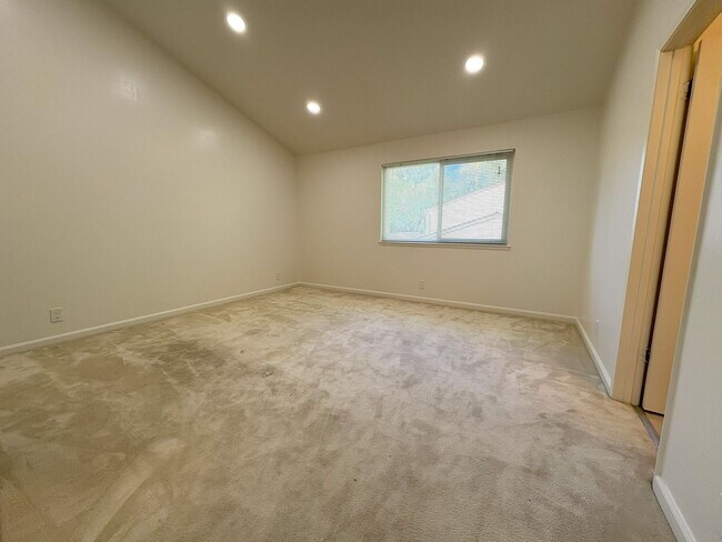 Building Photo - Beautifully Updated 3-Bedroom Townhome in ...