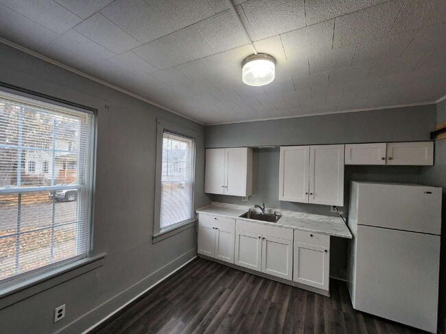 Building Photo - One Bedroom LOWER Duplex