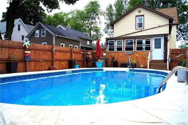 Building Photo - 149 Adam St