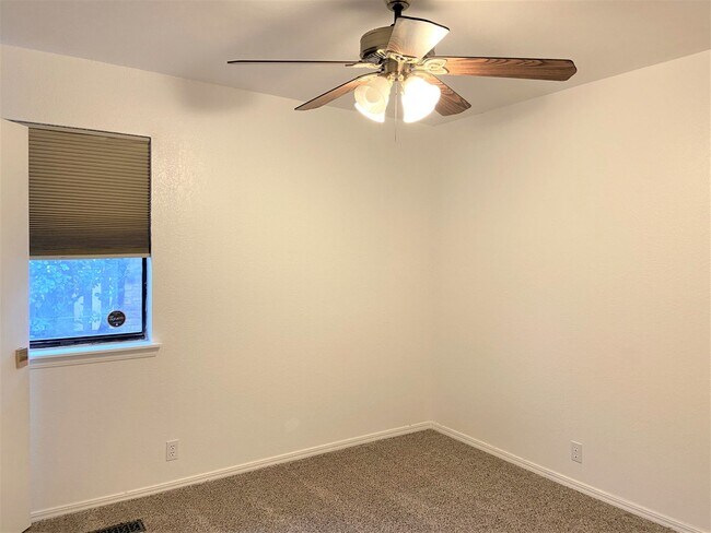 Building Photo - Spacious 3-Bedroom Home with Modern Amenit...