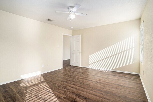 Building Photo - Welcome to this charming 3-bedroom, 2-bath...