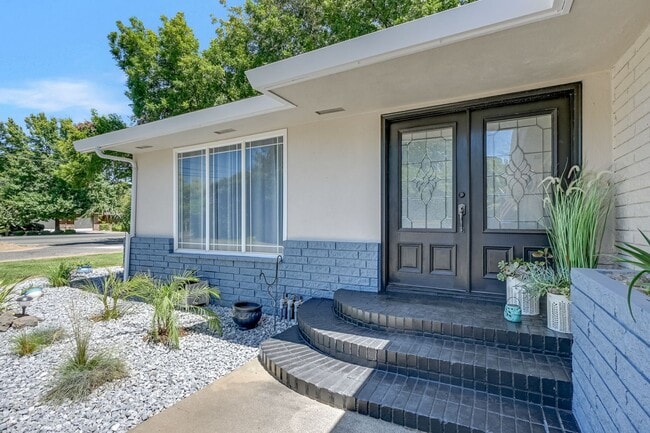 Building Photo - Modern Country Retreat on Half Acre in Gri...