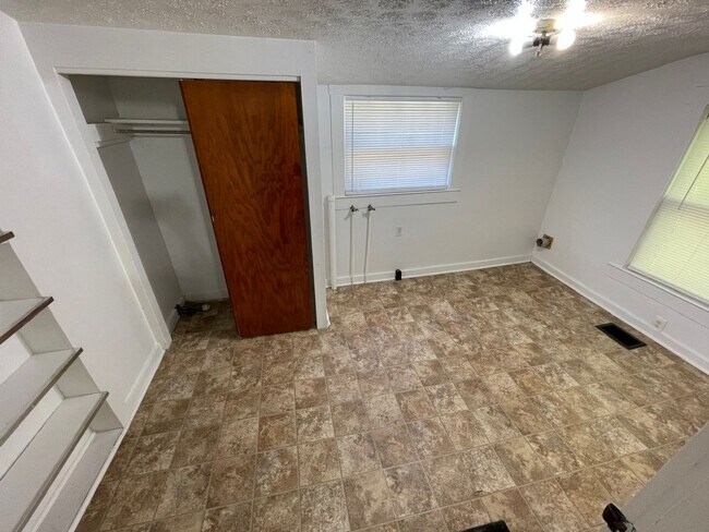 Building Photo - Great Location Private Setting Home For Rent