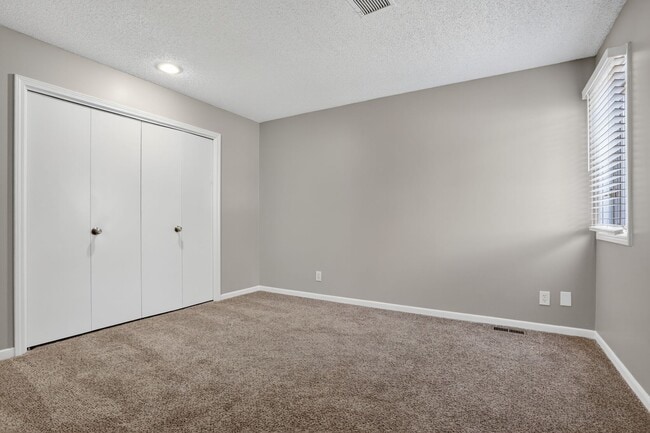 Building Photo - Renovated 3BR/2.5BA Townhome in Blue Valley Schools with Full Basement & 2-Car Garage