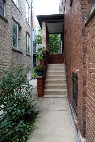 Building Photo - 906 N Oakley Blvd