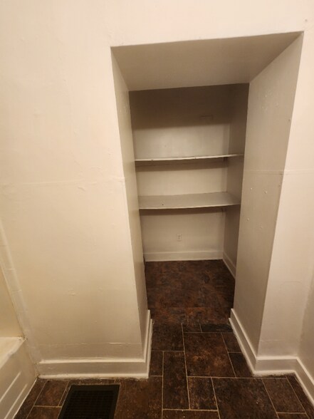 Building Photo - 516 New St