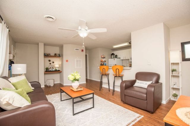 Primary Photo - 301 Lippencott St