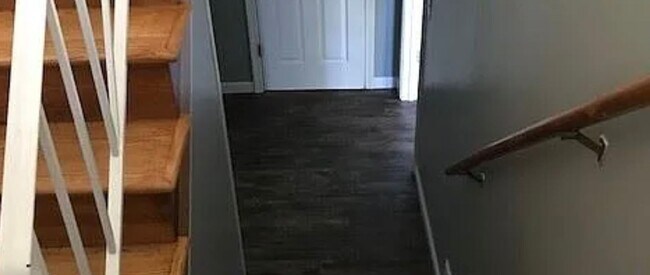Building Photo - 4BR 2BA next to Cascades Gold Course