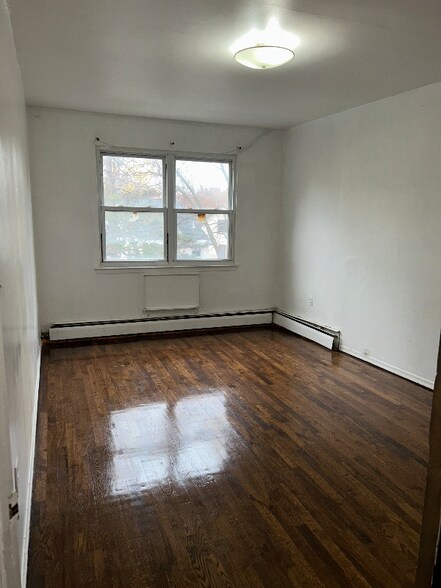 Building Photo - 142-22 Pershing Crescent