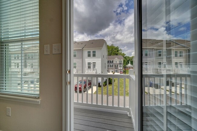 Building Photo - 2 bedroom townhome in Portsmouth