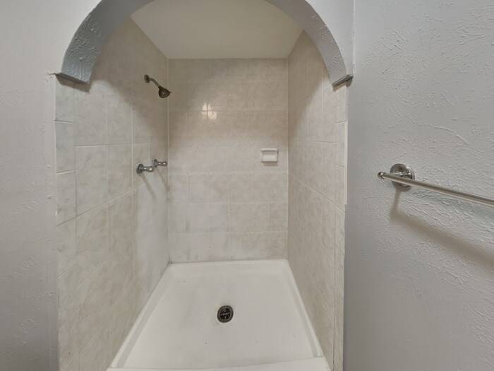 Building Photo - 2706 Santa Anna Dr