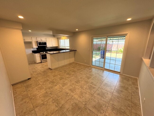 Building Photo - Spacious East Ventura 4 Bedroom Home – Sin...