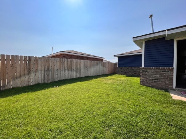 Building Photo - Pre leasing now for 4/1/2026