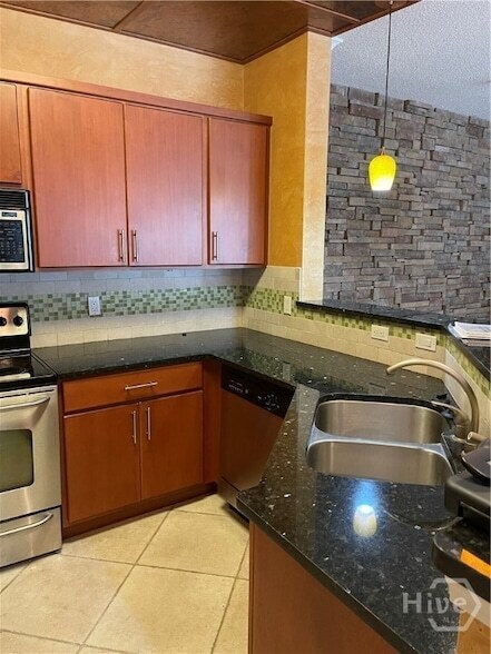 Building Photo - 2208 Walden Park Dr