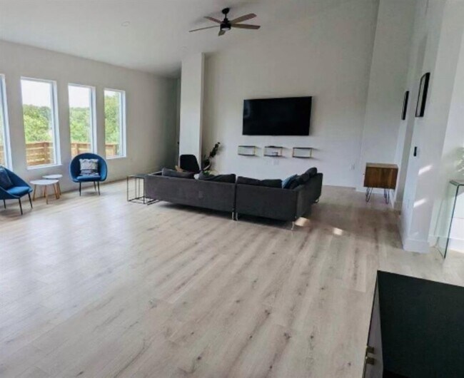 Building Photo - 5012 Baker St