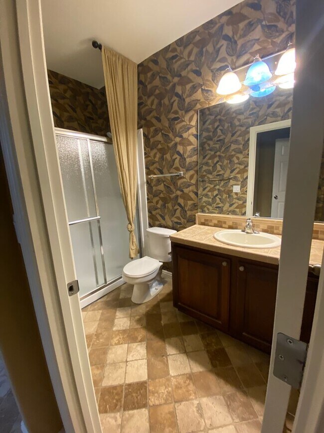 Building Photo - Fabulous Former Model Home!