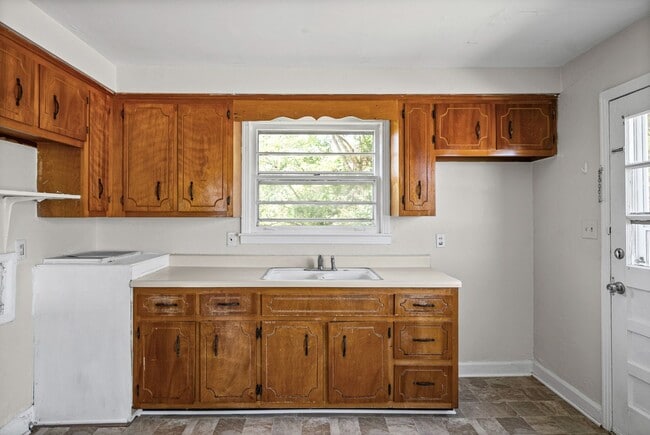 Building Photo - 3 Bedroom Home For Rent Near Lowes On Madison Street!