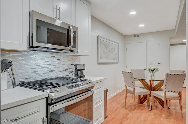 Building Photo - 950 Seven Hills Dr