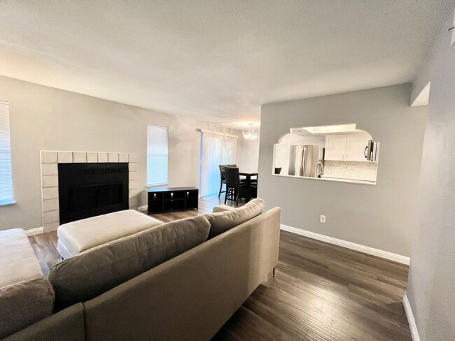 Building Photo - Furnished 2 Bed 2 Bath Remodeled Condo!