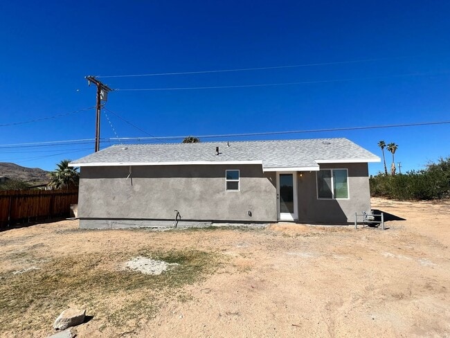 Building Photo - 2 Bedroom 1 Bath Home - Large Lot - Close to 29 Palms Marine Base