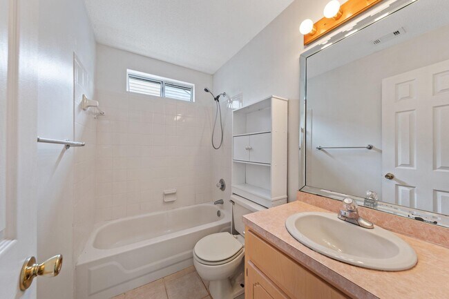 Building Photo - 1569 Meadowbrook Ct