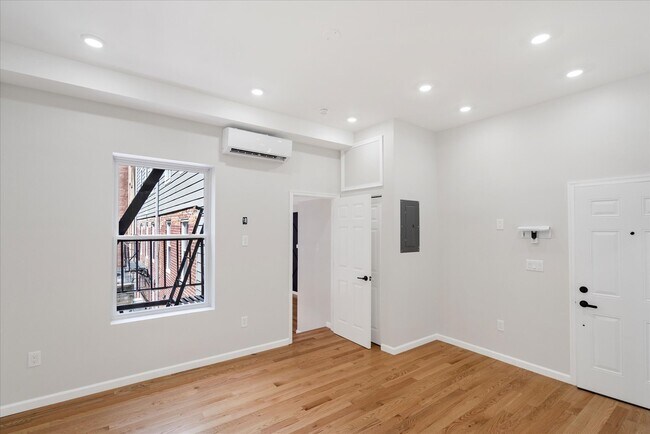 Building Photo - 334 Saint Paul Pl