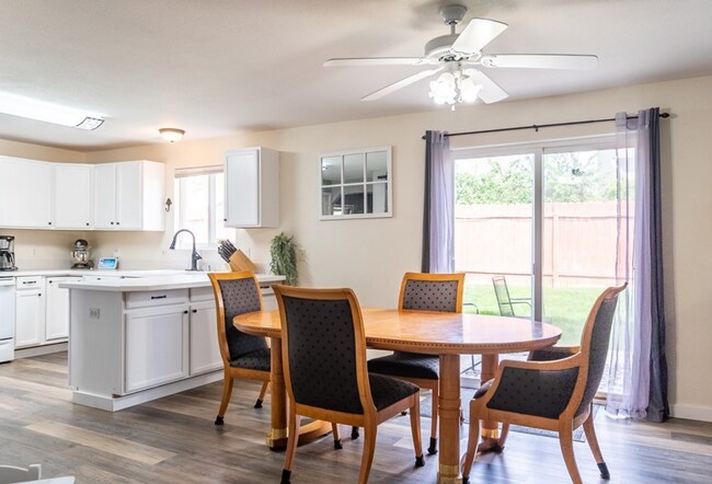 Building Photo - Large 4 Bedroom 2 Bathroom Pet Friendly Home