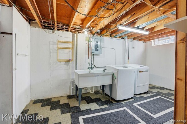 Building Photo - 1204 Montrose Ave