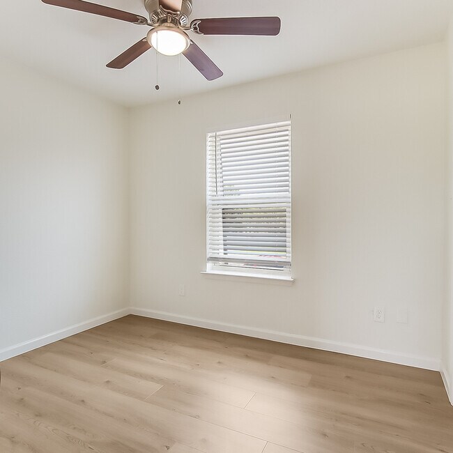 Building Photo - 408 Noble Ave