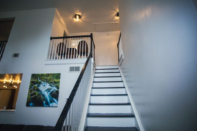Building Photo - 665 Lakeside Cir