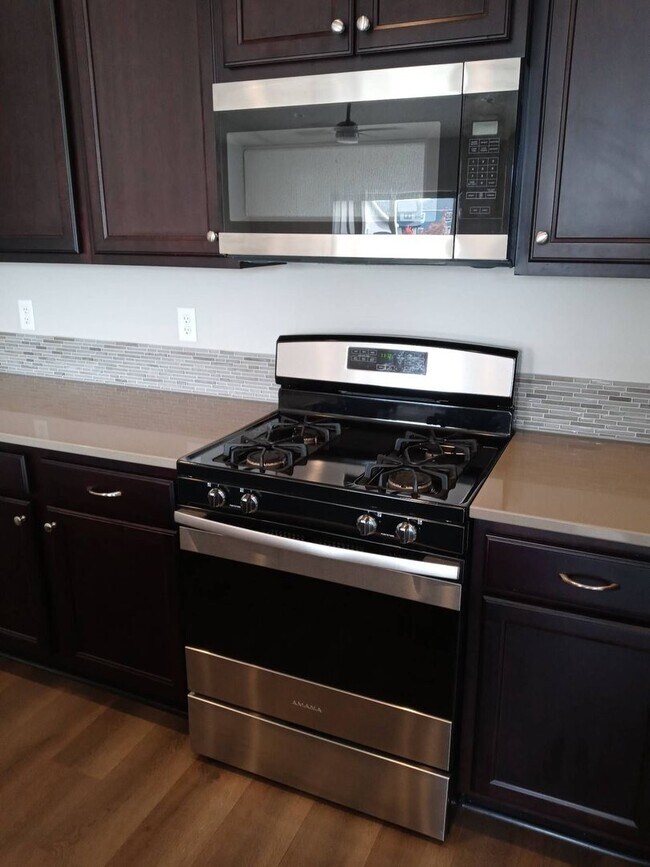 Building Photo - Beautiful 3-bedroom, 2-bath home at Woodbr...