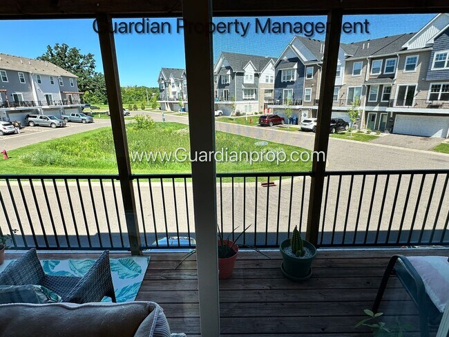 Building Photo - Champlin Town Home, Fireplace, 2 Car Garag...