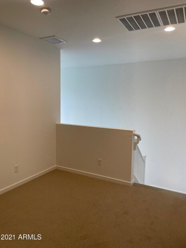 Building Photo - 901 S Smith Rd