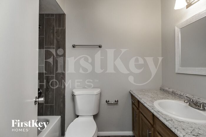 Building Photo - 5909 S Palm Dr