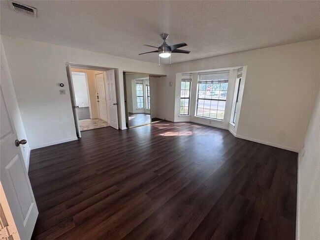 Building Photo - 306 Applewood Dr
