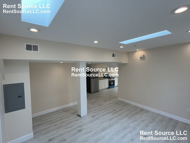 Building Photo - 612 Main St