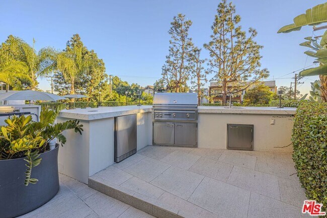 Building Photo - 8787 Shoreham Dr